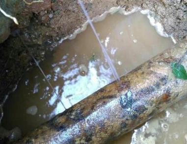 桦南楼顶渗水维修公司分享下地暖漏水的原因及检测方法。